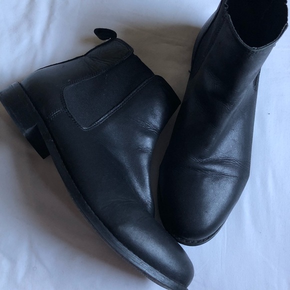 SOLD! Topshop Black Chelsea Leather Booties - Picture 2 of 8